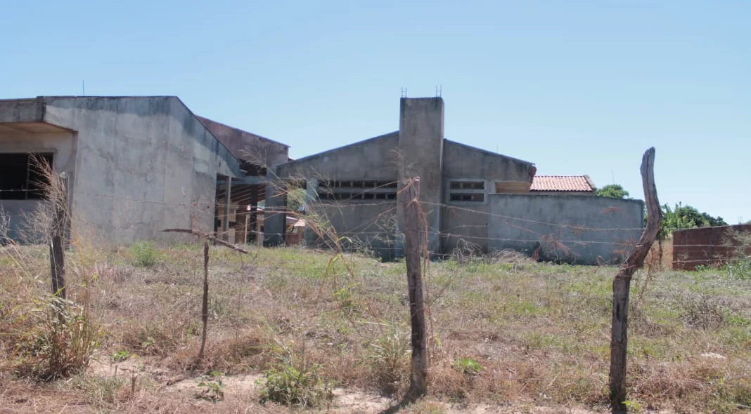 Mato tomando conta da área da creche