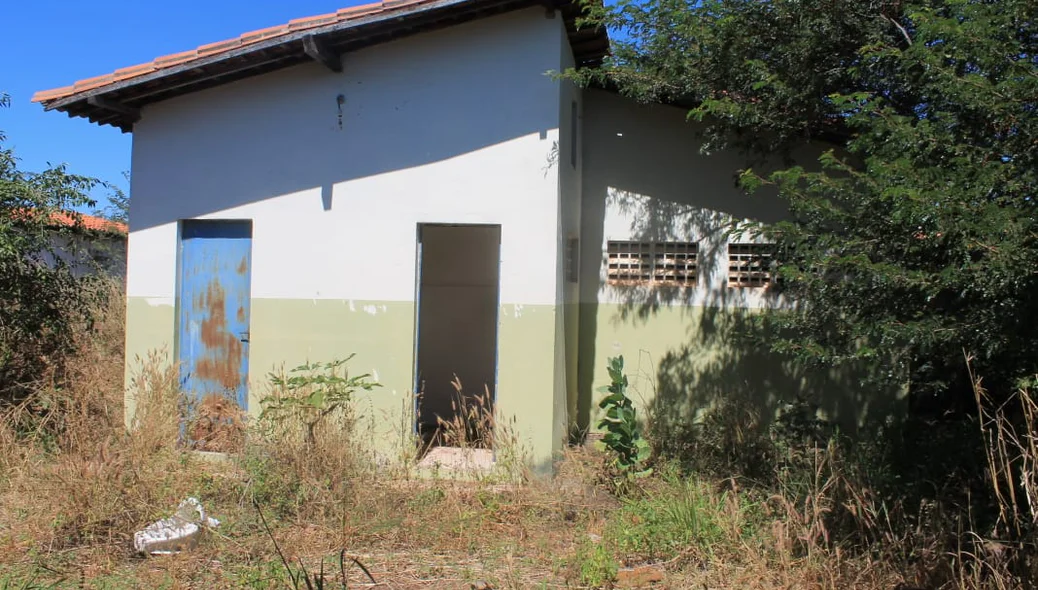 Moradores denunciaram o abandono de prédios públicos
