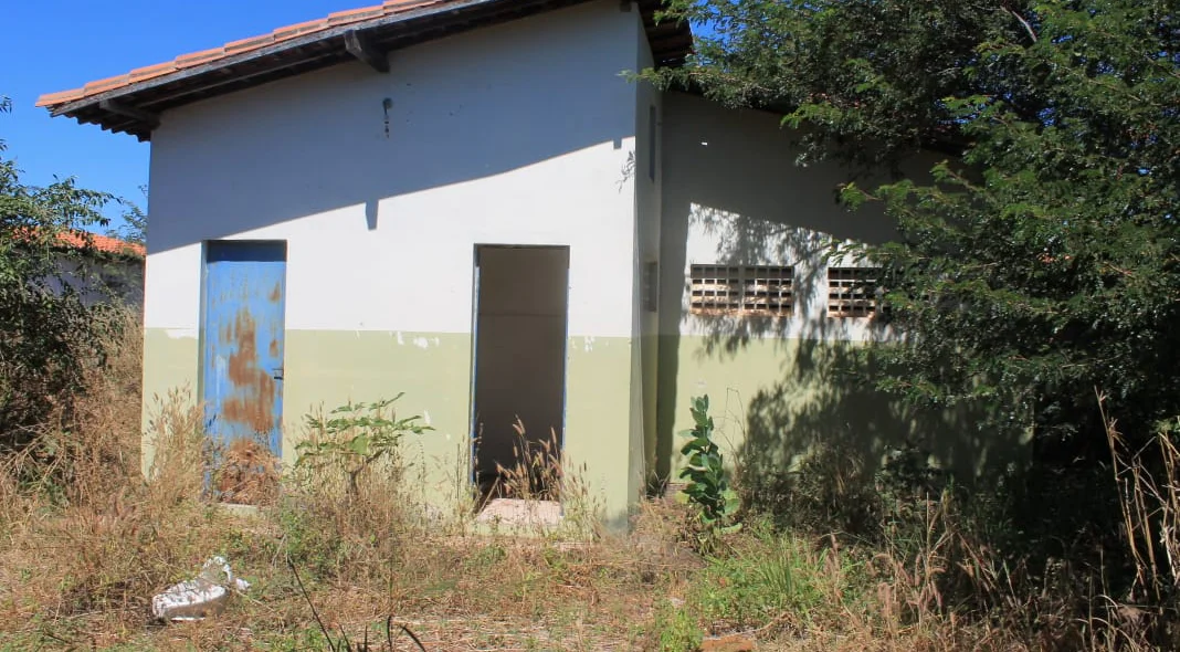 Moradores denunciaram o abandono de prédios públicos