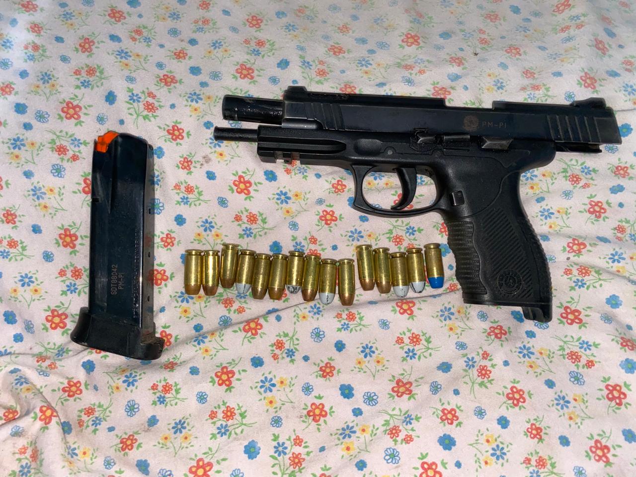 Pistola da Polícia Militar apreendida na residência de um dos presos