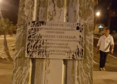Monumento em homenagem a Jair Bolsonaro é alvo de vândalos