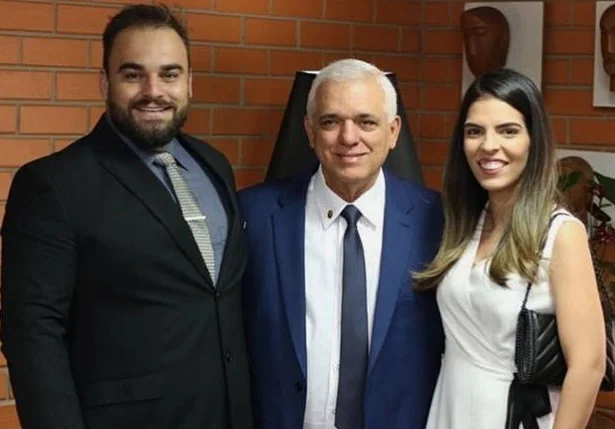 Themístocles Filho entre o genro e a filha