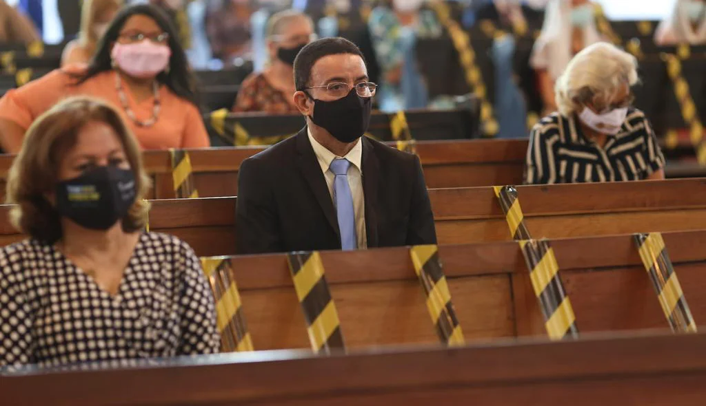 Fiéis participam da celebração na Igreja Nossa Senhora do Amparo