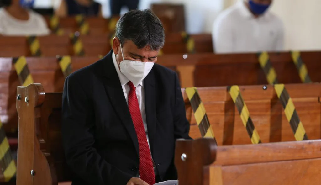 Governador Wellington Dias acompanha missa