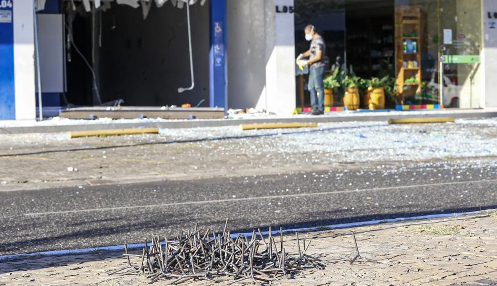 Bandidos usaram miguelitos para atrasar chegada da polícia no local