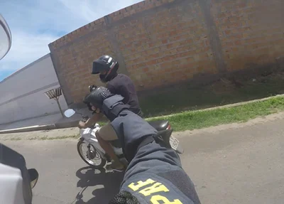 Motociclista acabou sendo preso pela PRF após a perseguição