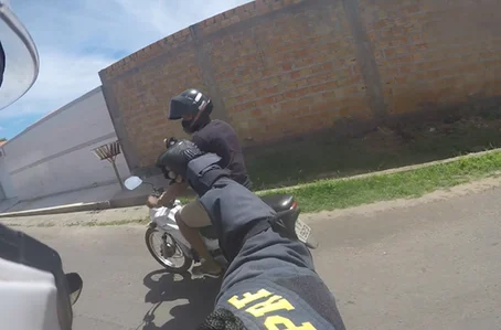 Motociclista acabou sendo preso pela PRF após a perseguição