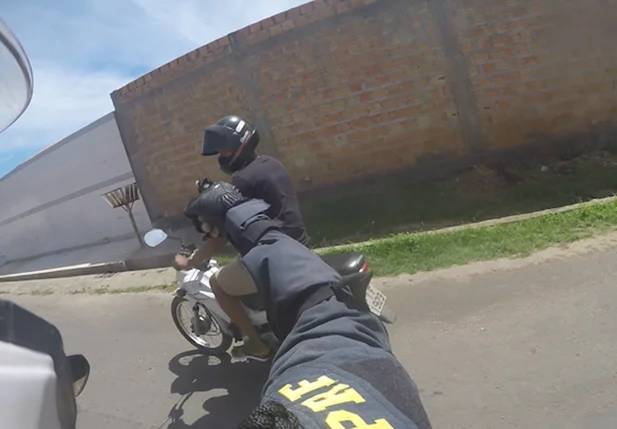 Motociclista acabou sendo preso pela PRF após a perseguição