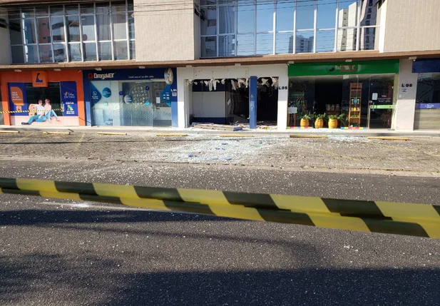 Posto de atendimento da Caixa ficou destruído