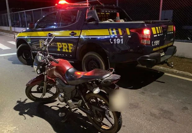 PRF apreende motocicleta adulterada na BR 316 em Valença do Piauí