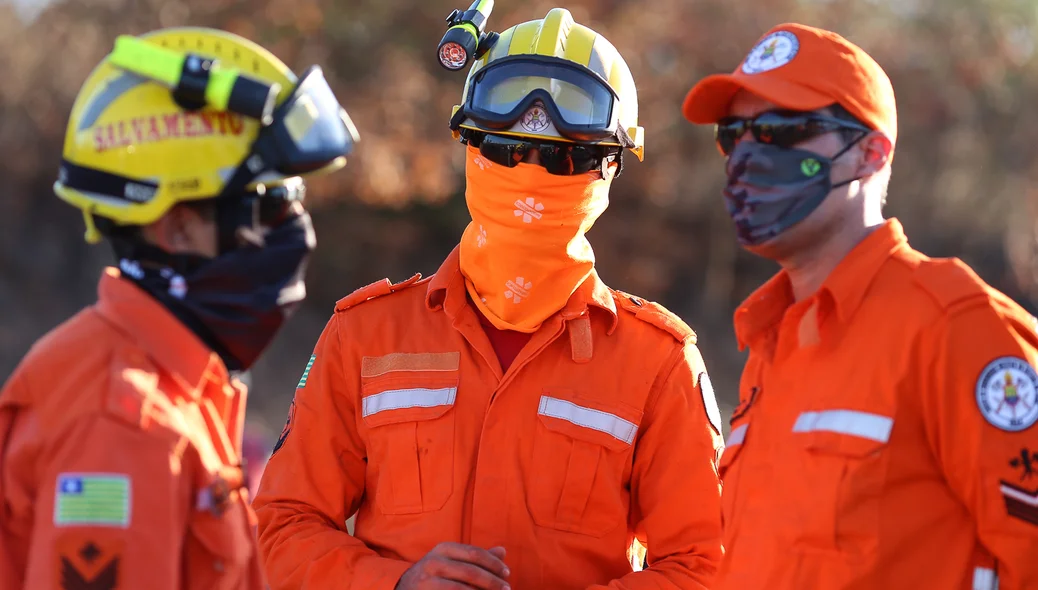 Bombeiros no local 