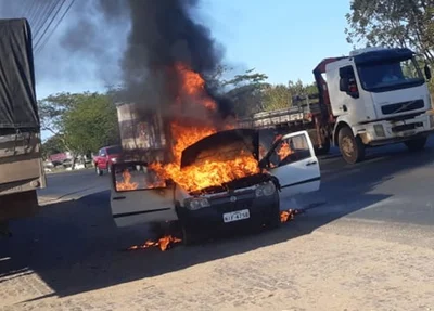 Carro modelo Strada é destruído pelo fogo 