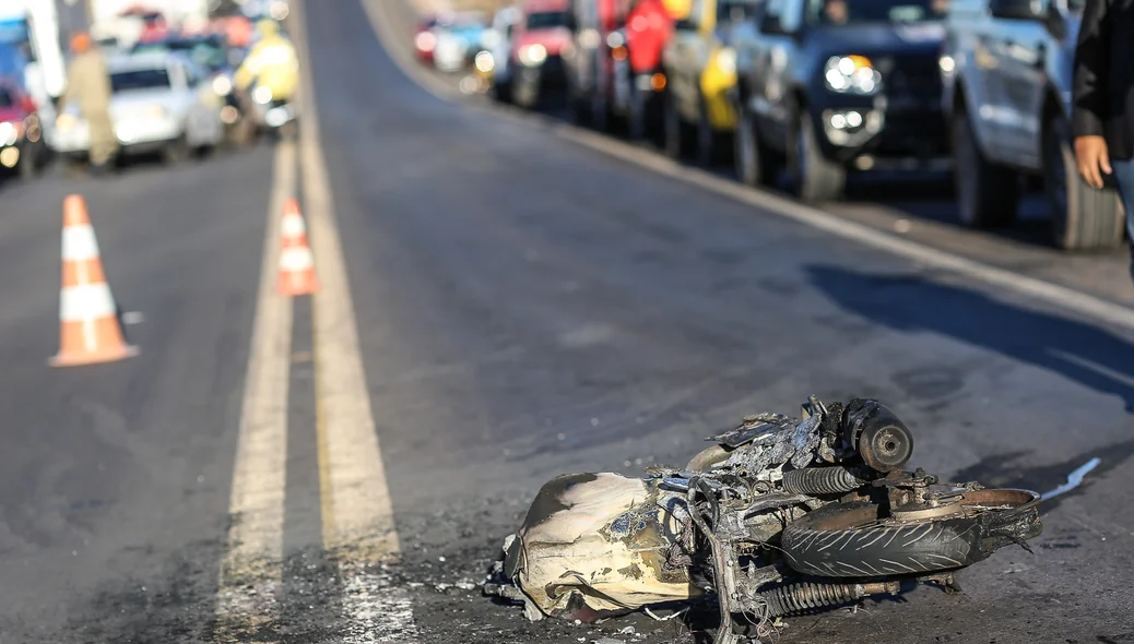 Depois da batida a moto pegou fogo 