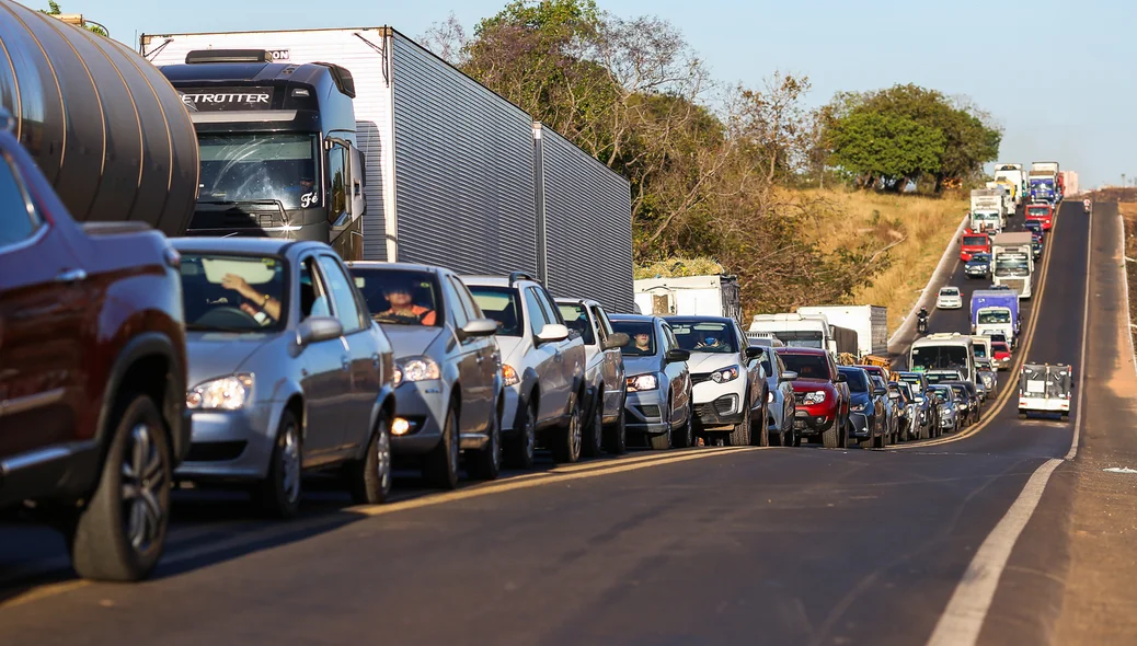 Fila de veículos na BR 