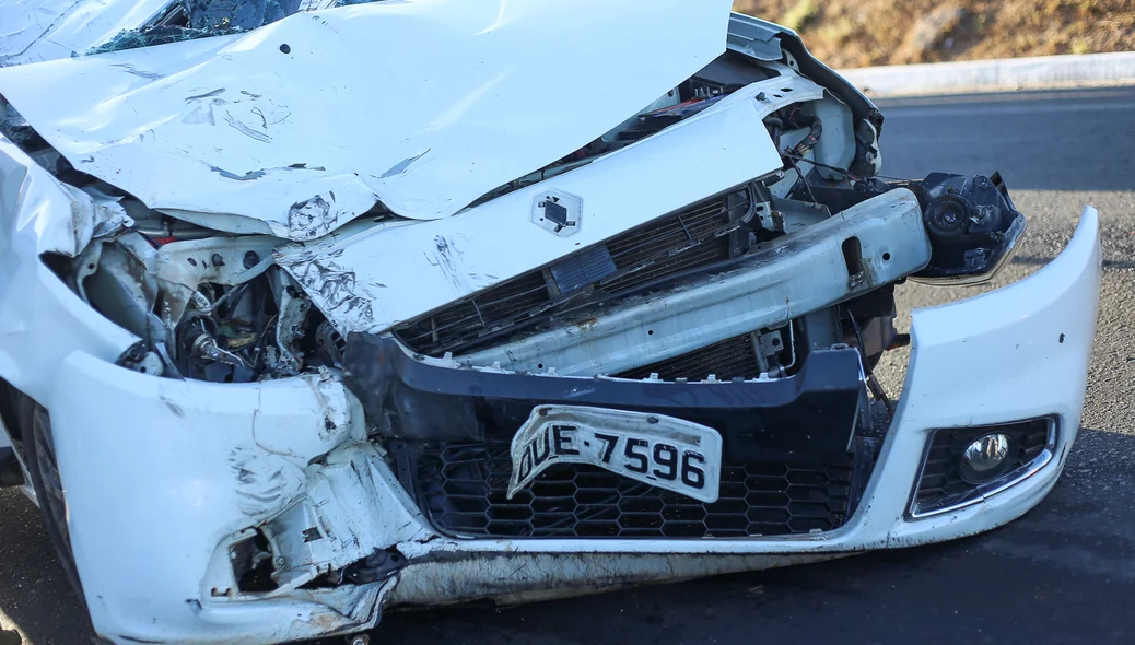 Frente do carro ficou destruída 