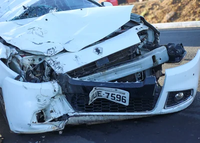 Frente do carro ficou destruída 