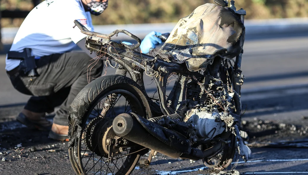 Moto ficou destruída 