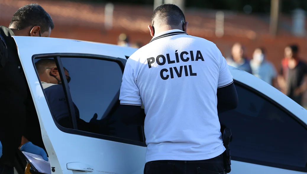 Policia civil fazendo os procedimentos