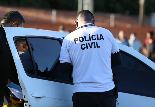 Policia civil fazendo os procedimentos