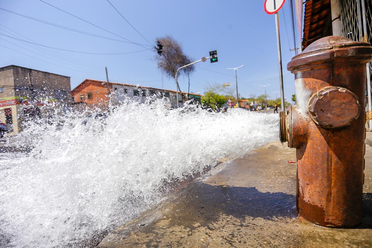 Água sendo desperdiçada na zona norte de Teresina