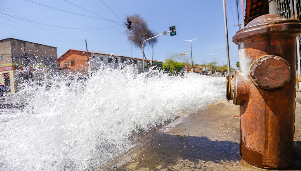 Água sendo desperdiçada na zona norte de Teresina