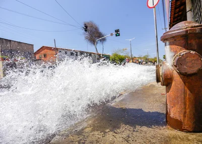 Água sendo desperdiçada na zona norte de Teresina