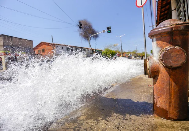 Água sendo desperdiçada na zona norte de Teresina