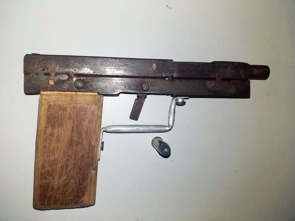 Arma de fabricação caseira apreendida com os suspeitos