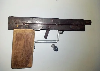 Arma de fabricação caseira apreendida com os suspeitos