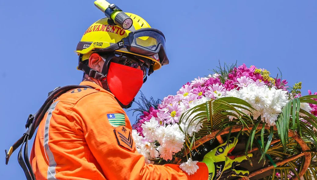 Bombeiros colocam os caixões do casal para serem levados