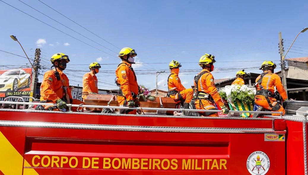 Bombeiros durante cortejo