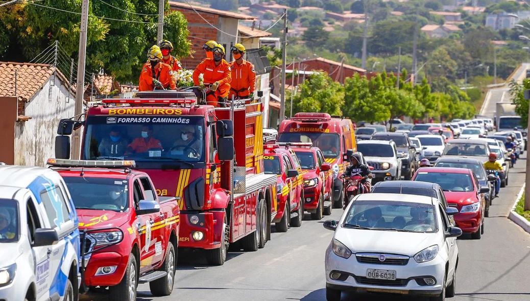 Bombeiros em trajeto para o cemitério do Renascença