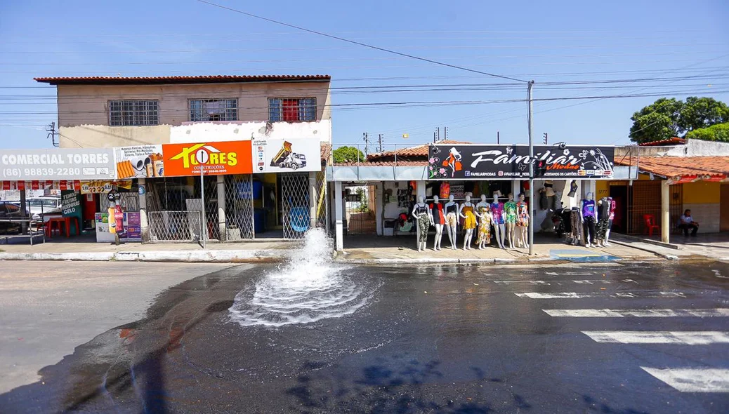Vazamento na Avenida Duque de Caxias
