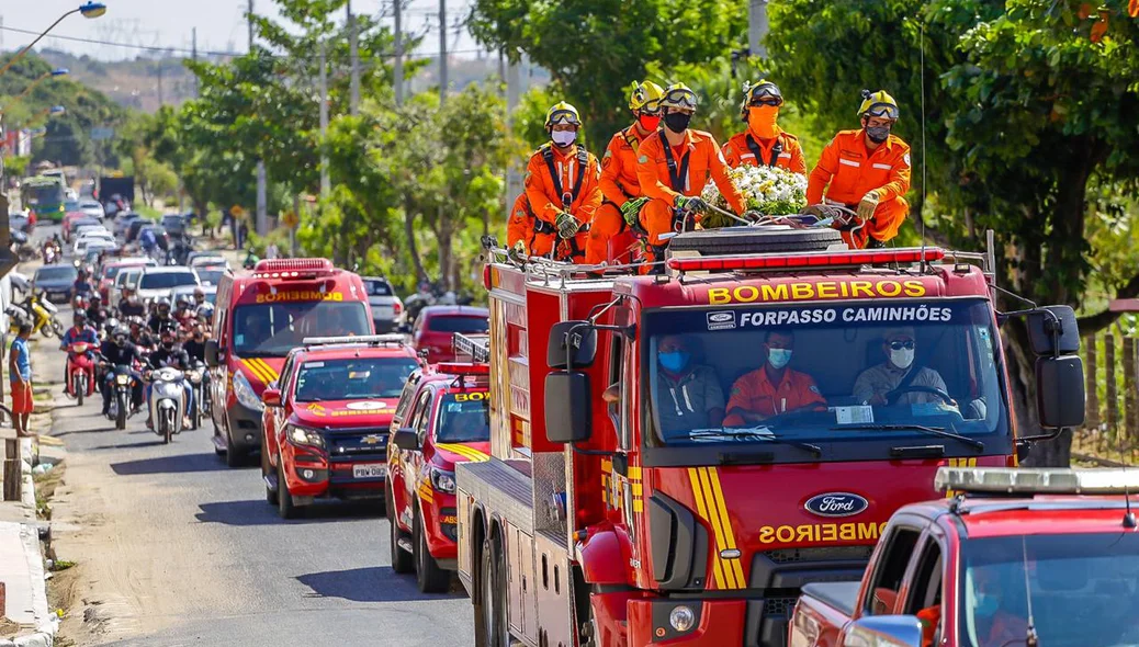 Veículos dos bombeiros em percurso do cortejo