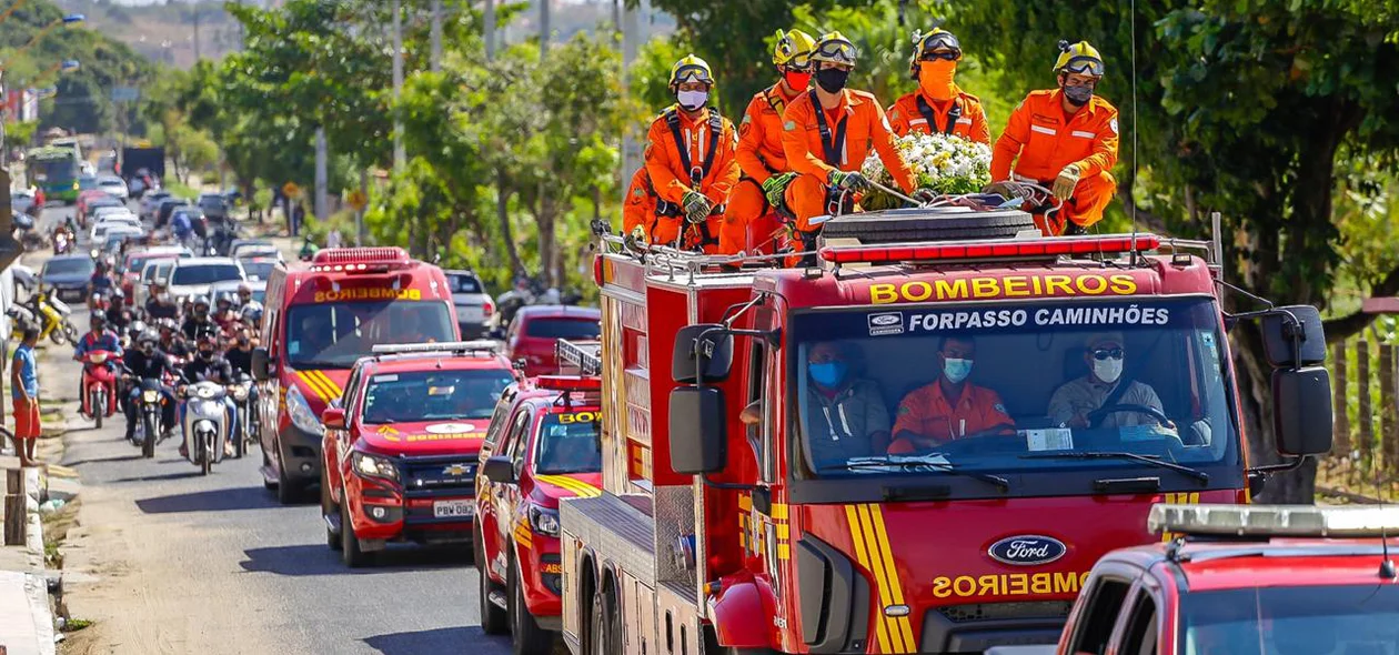 Veículos dos bombeiros em percurso do cortejo