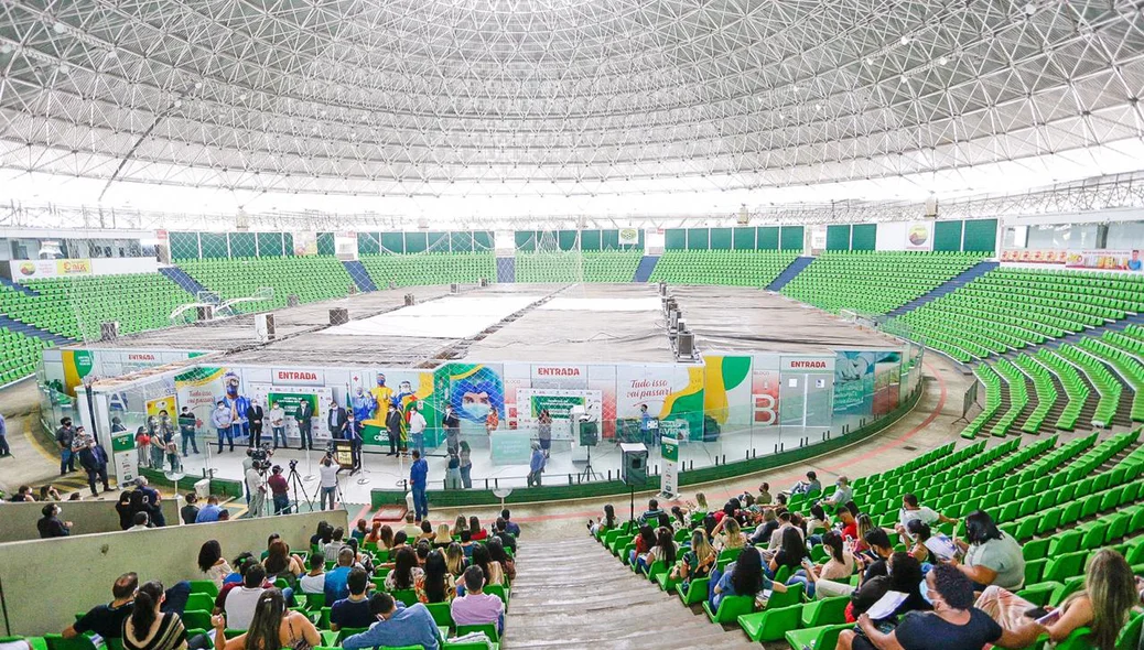 Governador homenageia trabalhadores do hospital de campanha do verdão