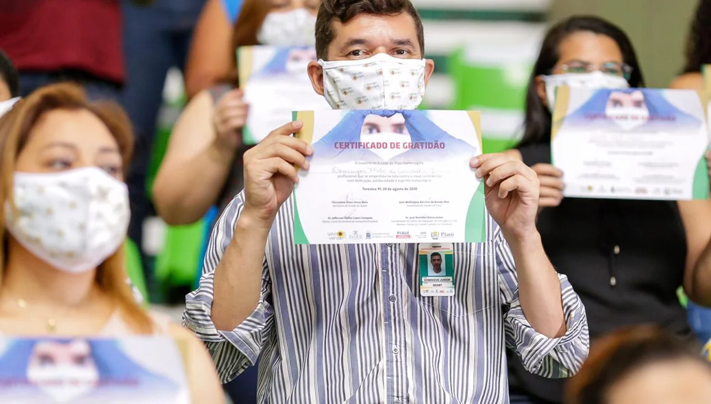 Trabalhador com certificado de gratidão