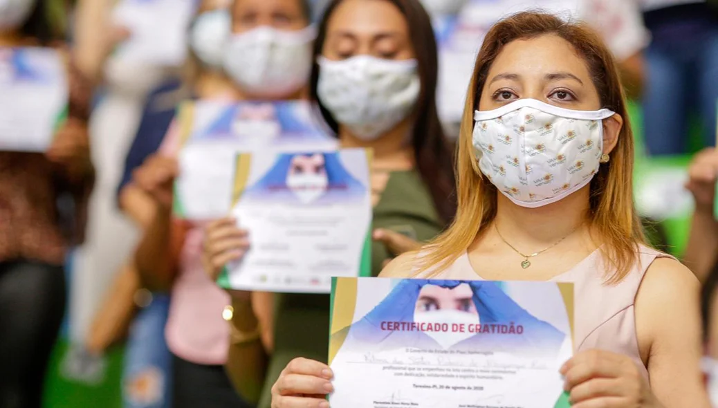 Trabalhadora segura certificado de gratidão