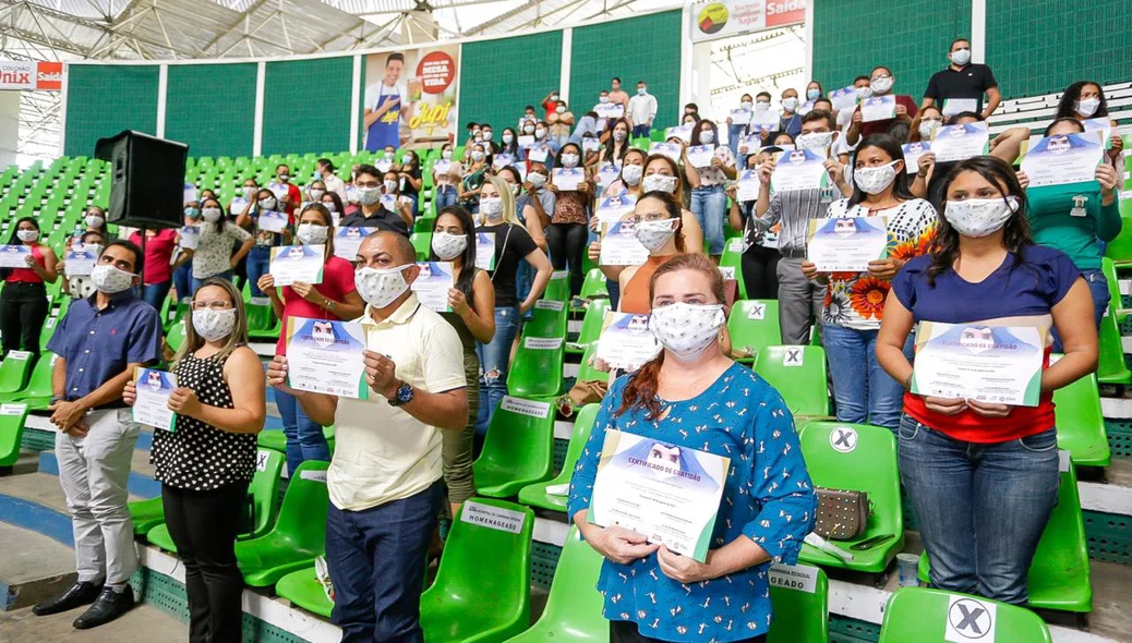 Trabalhadores do hospital de campanha do verdão seguram certificados de gratidão