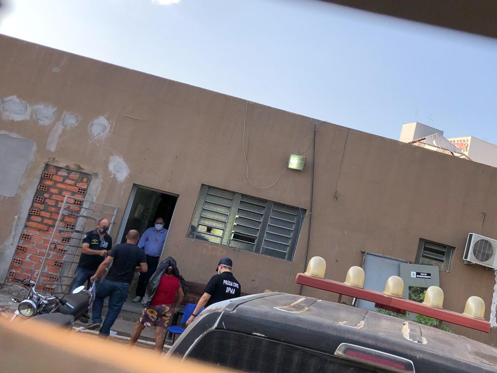 Acusada sendo presa