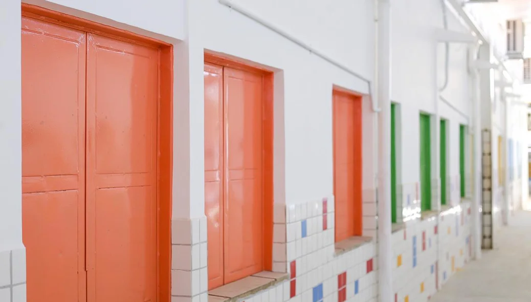 Cores vibrantes decoram as janelas das salas de aula
