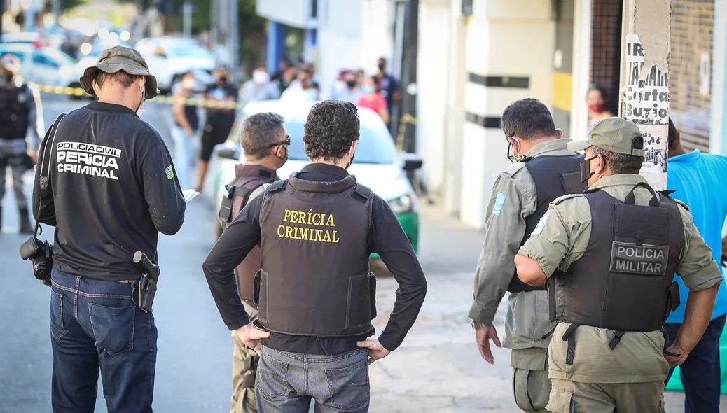 Policiais no local do crime