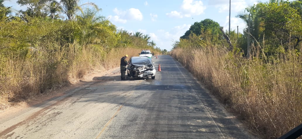 Veículo ficou parcialmente destruído