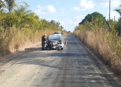 Veículo ficou parcialmente destruído