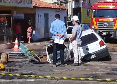 Veículo fica preso em buraco após adutora se romper no bairro São João