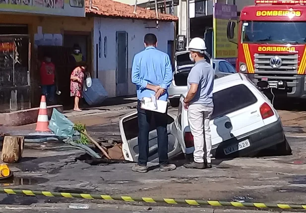Veículo fica preso em buraco após adutora se romper no bairro São João