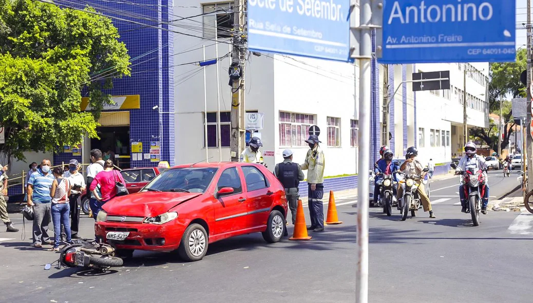 Acidente deixa duas pessoas ferida