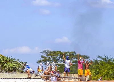 Adolescentes se aglomeram no teto do centro