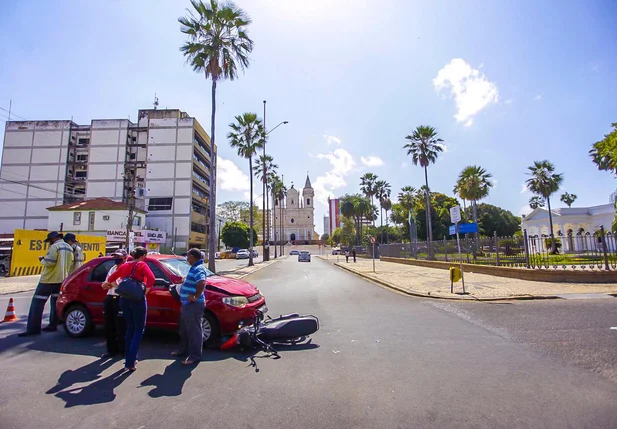 Colisão entre carro e moto no Centro de Teresina