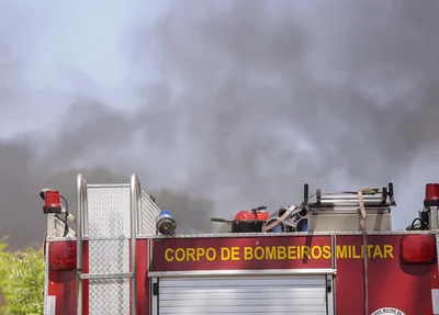 Corpo de Bombeiros foi acionado para conter as chamas 